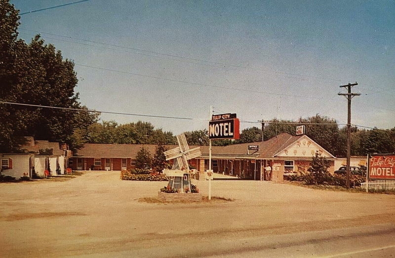 Tulip City Motel - Old Postcard (newer photo)